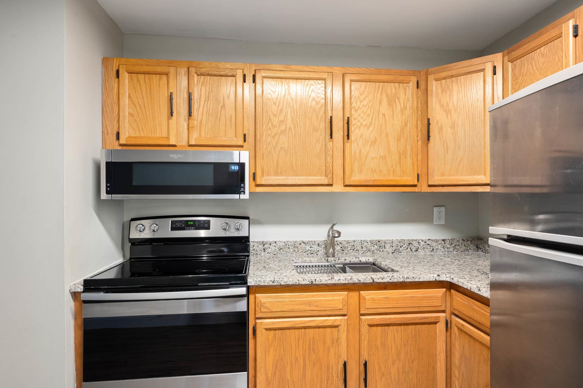 Derry, New Hampshire 03038, United States, 2 Bedrooms Bedrooms, ,1 BathroomBathrooms,Residential,Pending,196559