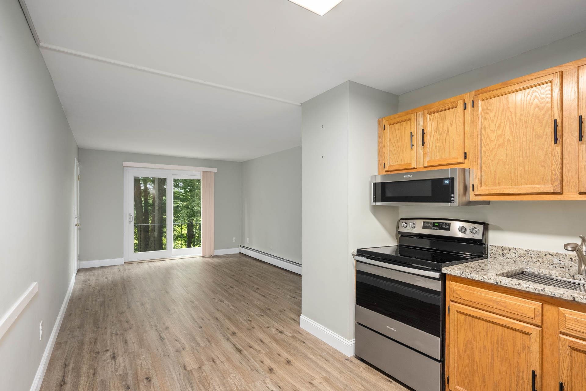 Derry, New Hampshire 03038, United States, 2 Bedrooms Bedrooms, ,1 BathroomBathrooms,Residential,Pending,196559