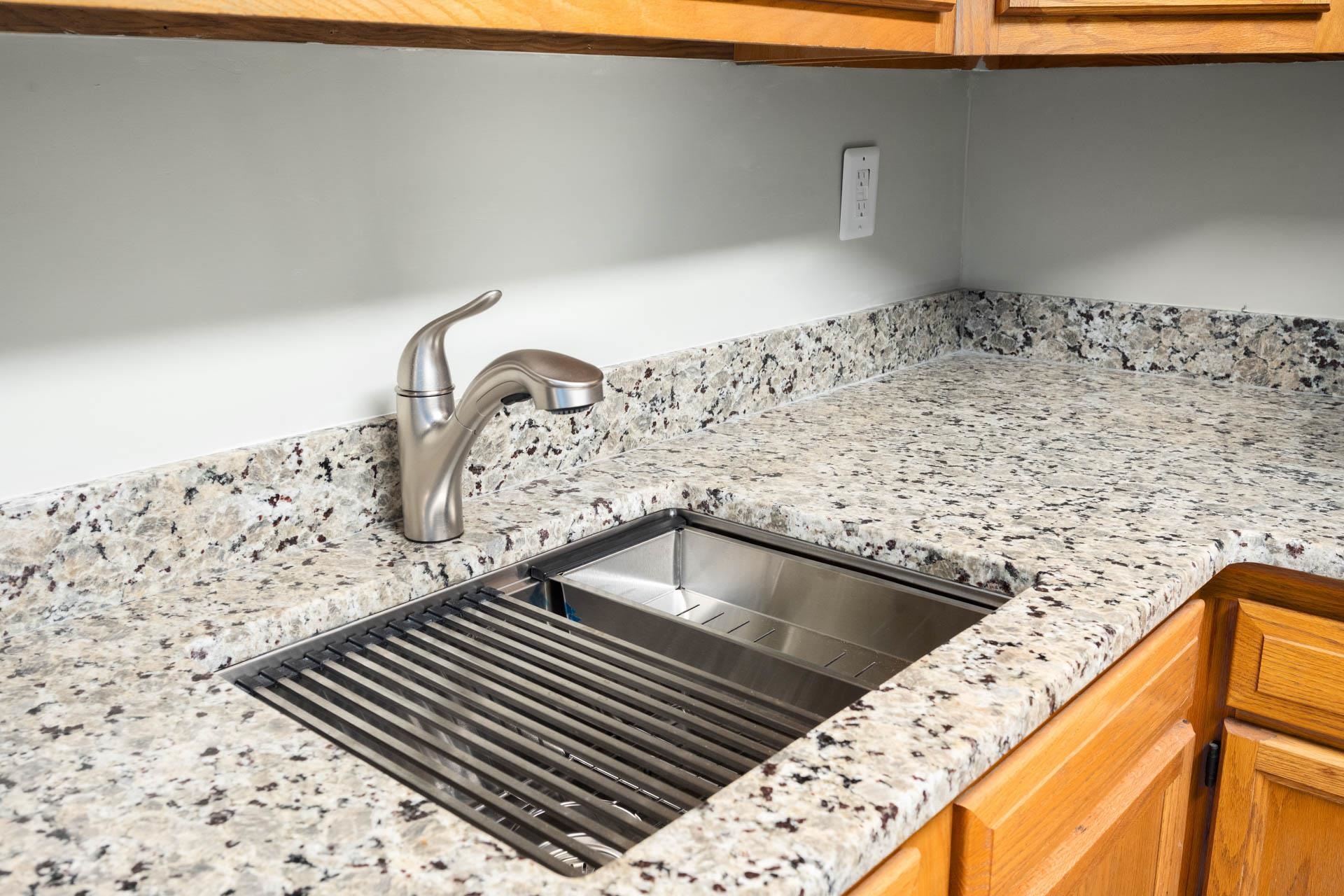 Derry, New Hampshire 03038, United States, 2 Bedrooms Bedrooms, ,1 BathroomBathrooms,Residential,Pending,196559