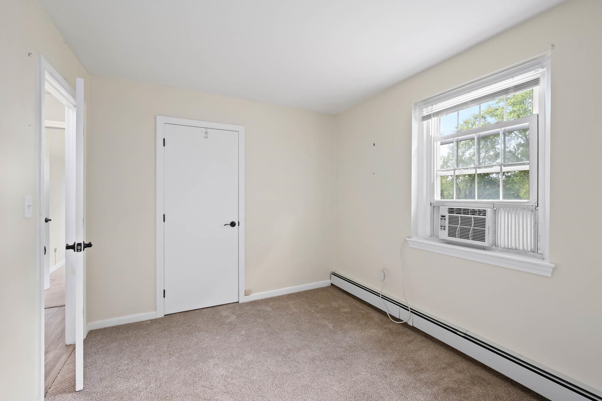 Derry, New Hampshire 03038, United States, 2 Bedrooms Bedrooms, ,1 BathroomBathrooms,Residential,Pending,196559