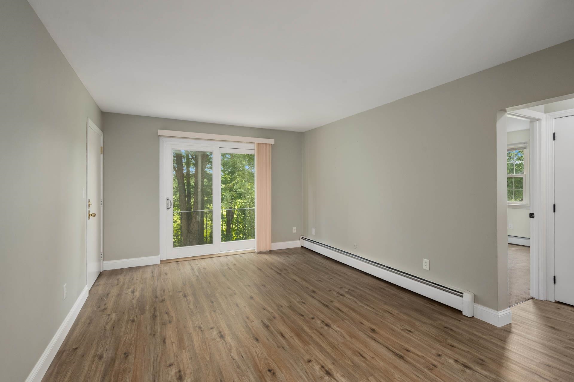 Derry, New Hampshire 03038, United States, 2 Bedrooms Bedrooms, ,1 BathroomBathrooms,Residential,Pending,196559