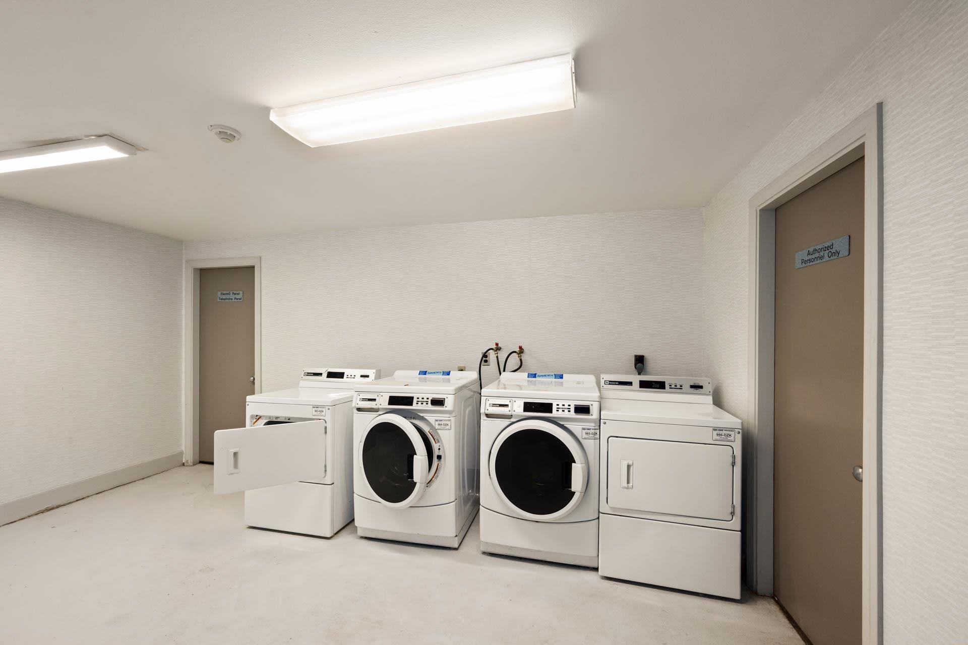 Derry, New Hampshire 03038, United States, 2 Bedrooms Bedrooms, ,1 BathroomBathrooms,Residential,Pending,196559