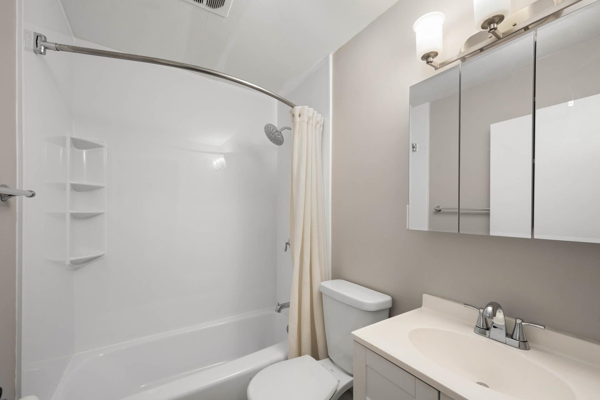 Derry, New Hampshire 03038, United States, 2 Bedrooms Bedrooms, ,1 BathroomBathrooms,Residential,Pending,196559