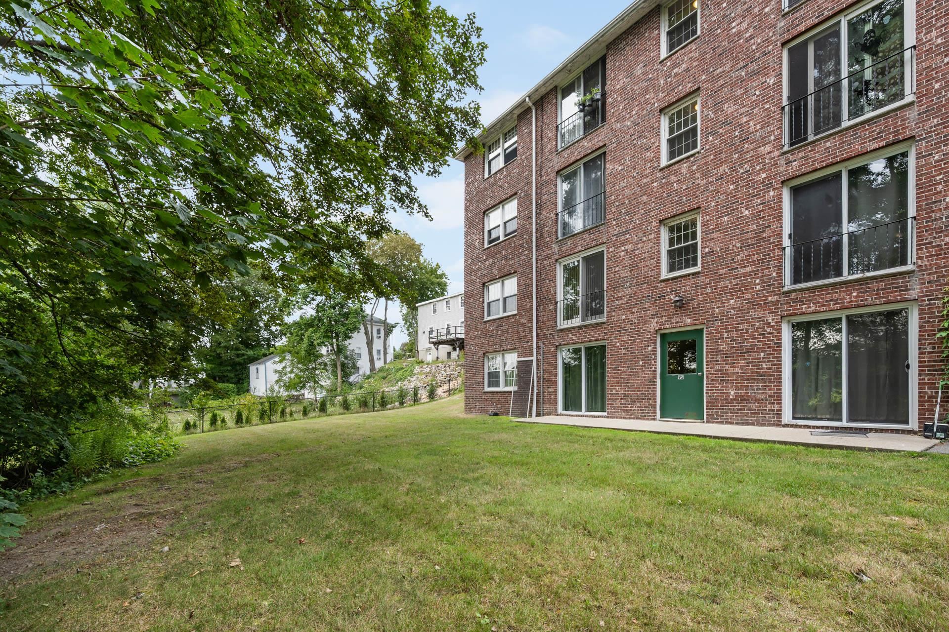 Derry, New Hampshire 03038, United States, 2 Bedrooms Bedrooms, ,1 BathroomBathrooms,Residential,Pending,196559