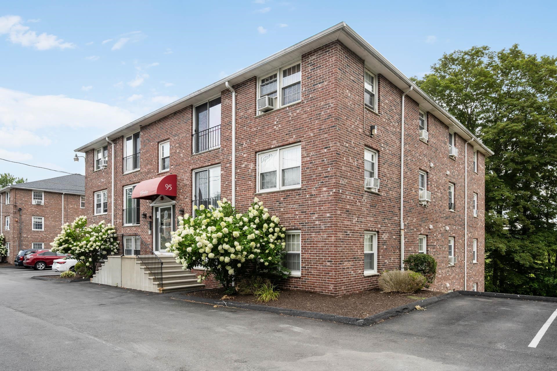 Derry, New Hampshire 03038, United States, 2 Bedrooms Bedrooms, ,1 BathroomBathrooms,Residential,Pending,196559