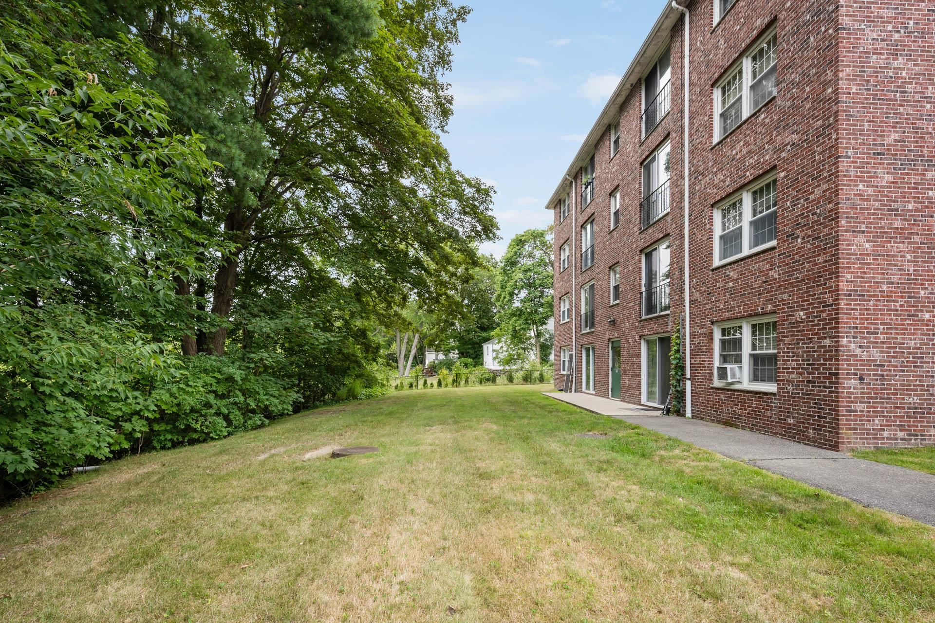 Derry, New Hampshire 03038, United States, 2 Bedrooms Bedrooms, ,1 BathroomBathrooms,Residential,Pending,196559