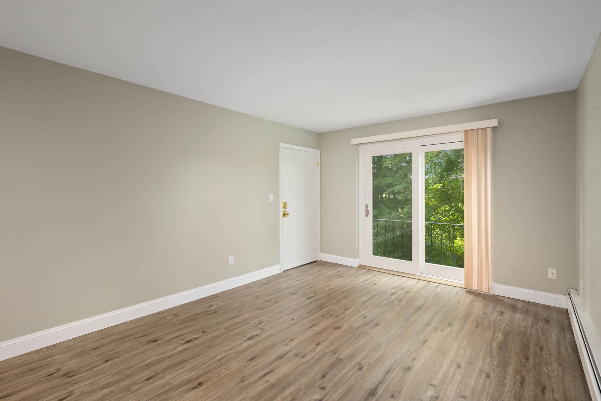 Derry, New Hampshire 03038, United States, 2 Bedrooms Bedrooms, ,1 BathroomBathrooms,Residential,Pending,196559