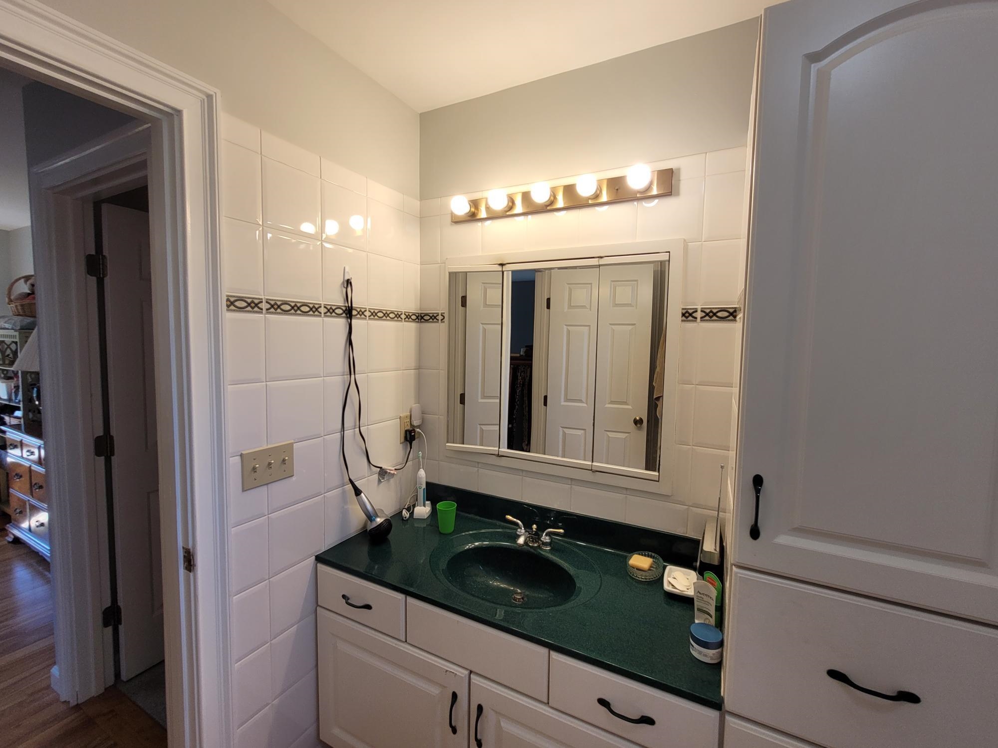 South Burlington, Vermont 05403, United States, 5 Bedrooms Bedrooms, ,4 BathroomsBathrooms,Residential,Active,96669