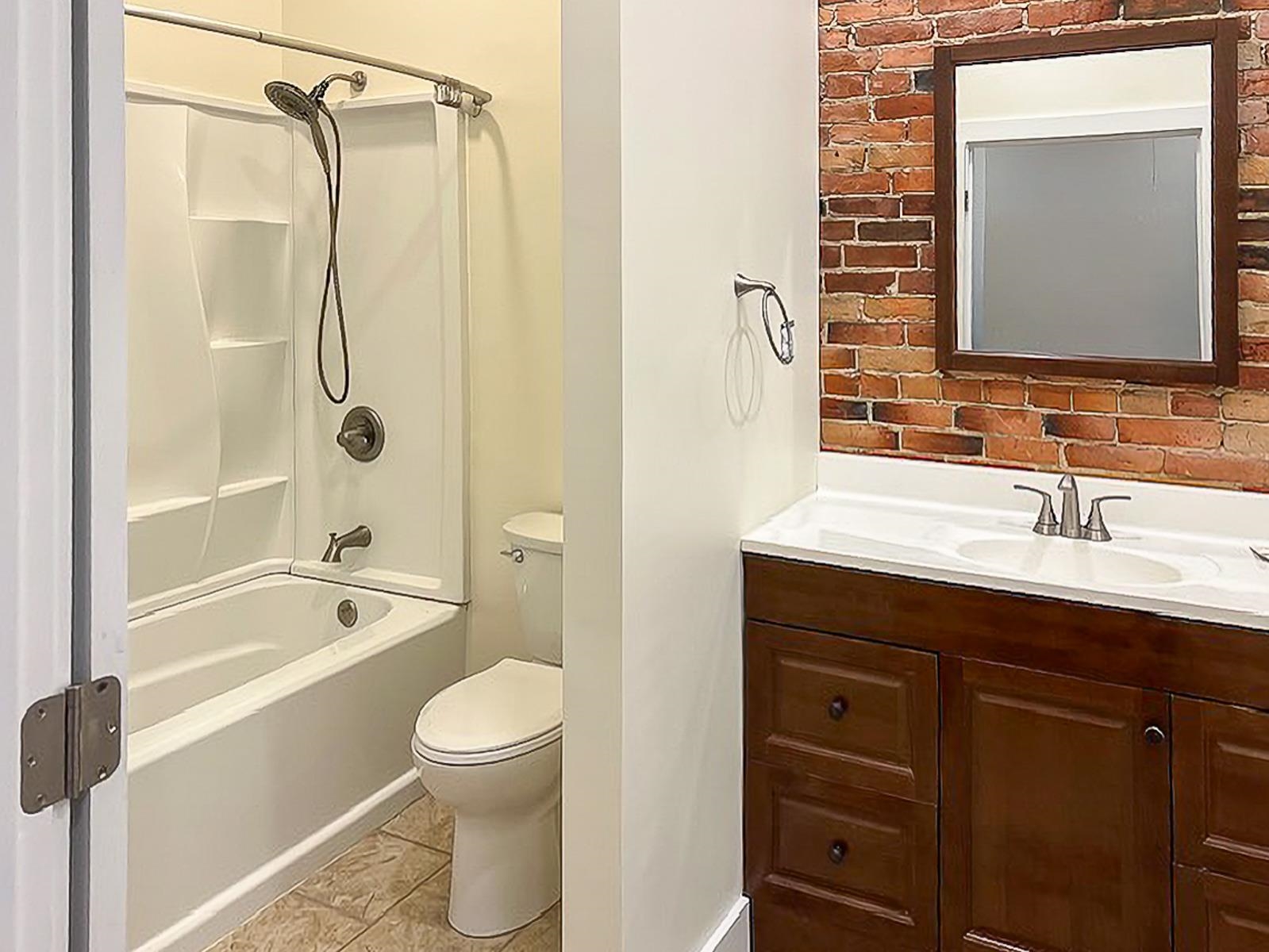 Somersworth, New Hampshire 03878, United States, 2 Bedrooms Bedrooms, ,1 BathroomBathrooms,Residential,Active,232007