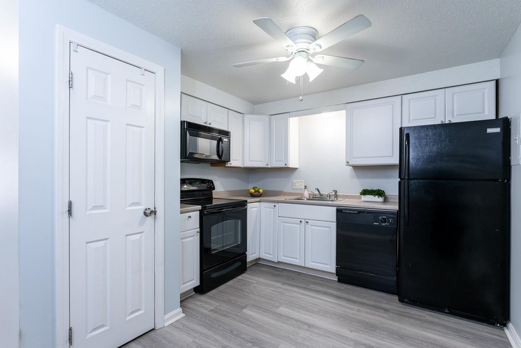 Photo of 56 Robert Court #H, Manchester, NH 03103 (MLS # 5070190)