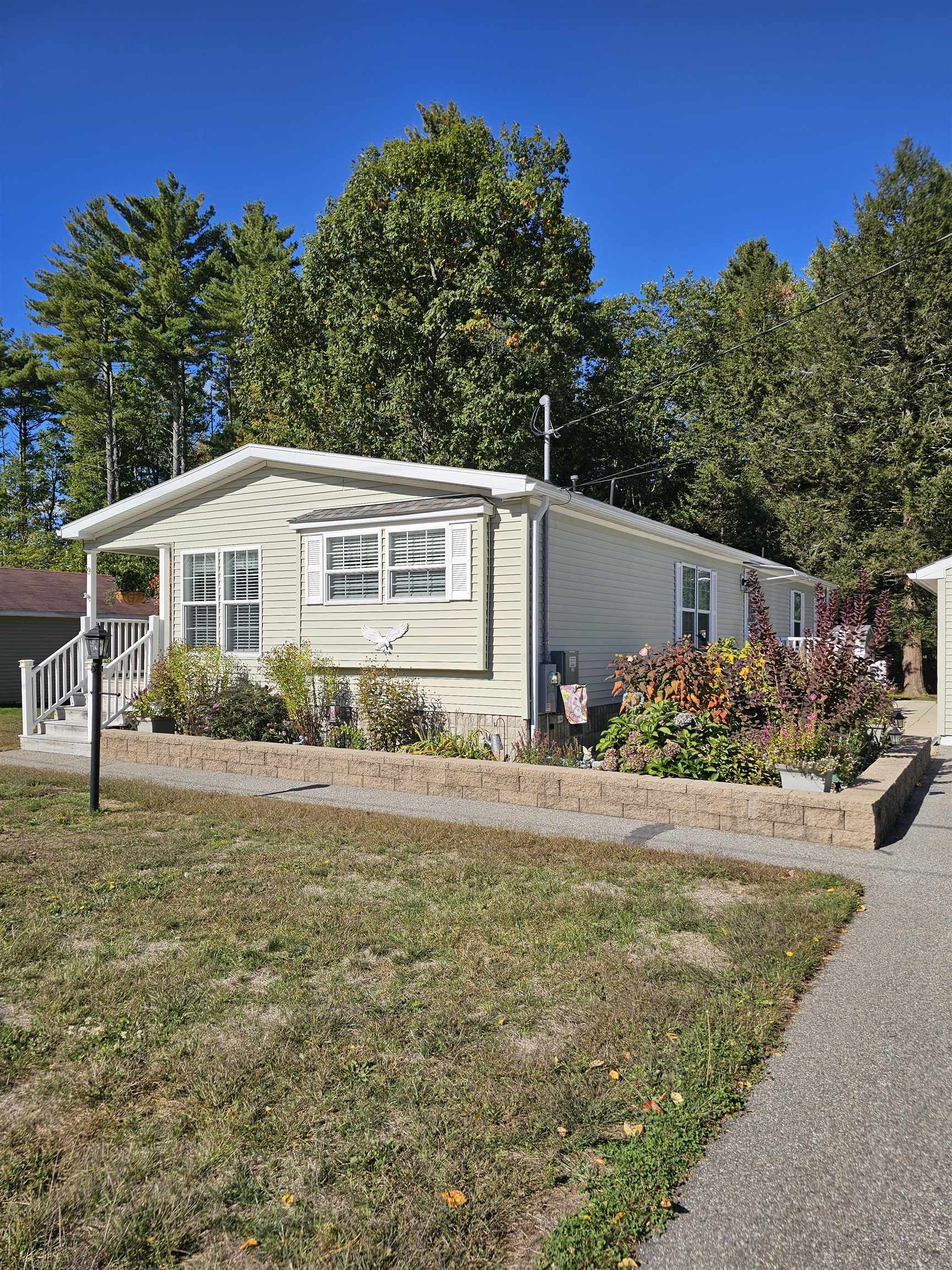 9 Commodore Circle