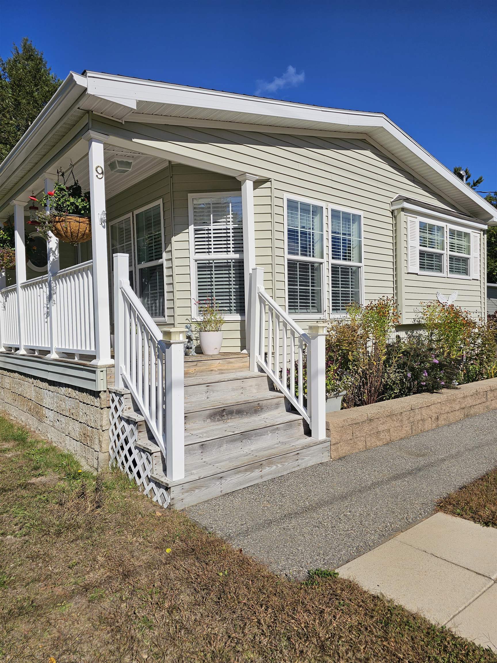 9 Commodore Circle
