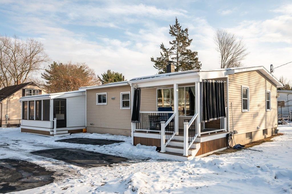 Photo of 172 Ledge Street, Nashua, NH 03060 (MLS # 5072302)