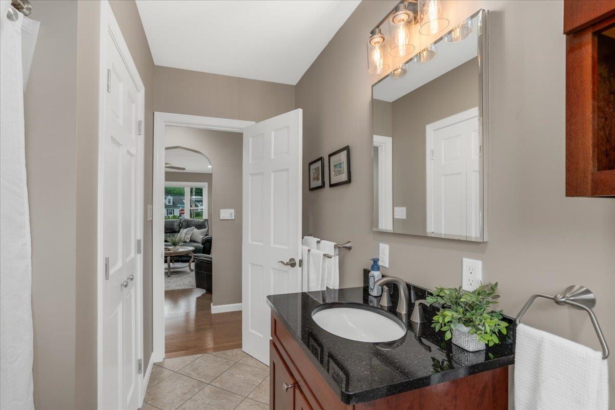 Nashua, New Hampshire 03060, United States, 2 Bedrooms Bedrooms, ,1 BathroomBathrooms,Residential,Active,154555