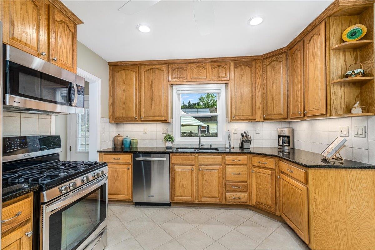 Nashua, New Hampshire 03060, United States, 2 Bedrooms Bedrooms, ,1 BathroomBathrooms,Residential,Active,154555