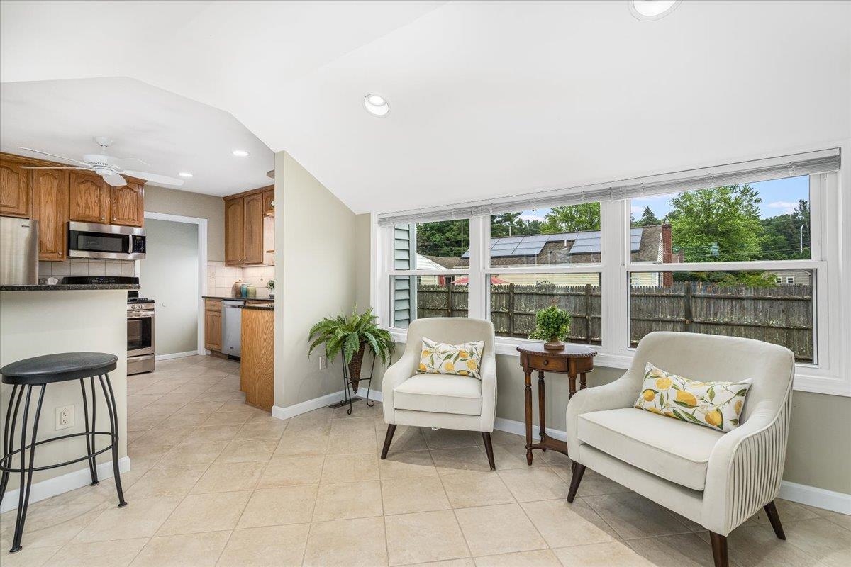 Nashua, New Hampshire 03060, United States, 2 Bedrooms Bedrooms, ,1 BathroomBathrooms,Residential,Active,154555