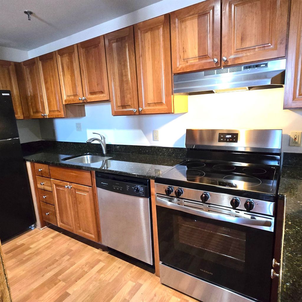 Photo of 335 Cypress Street #4J, Manchester, NH 03103 (MLS # 5078244)