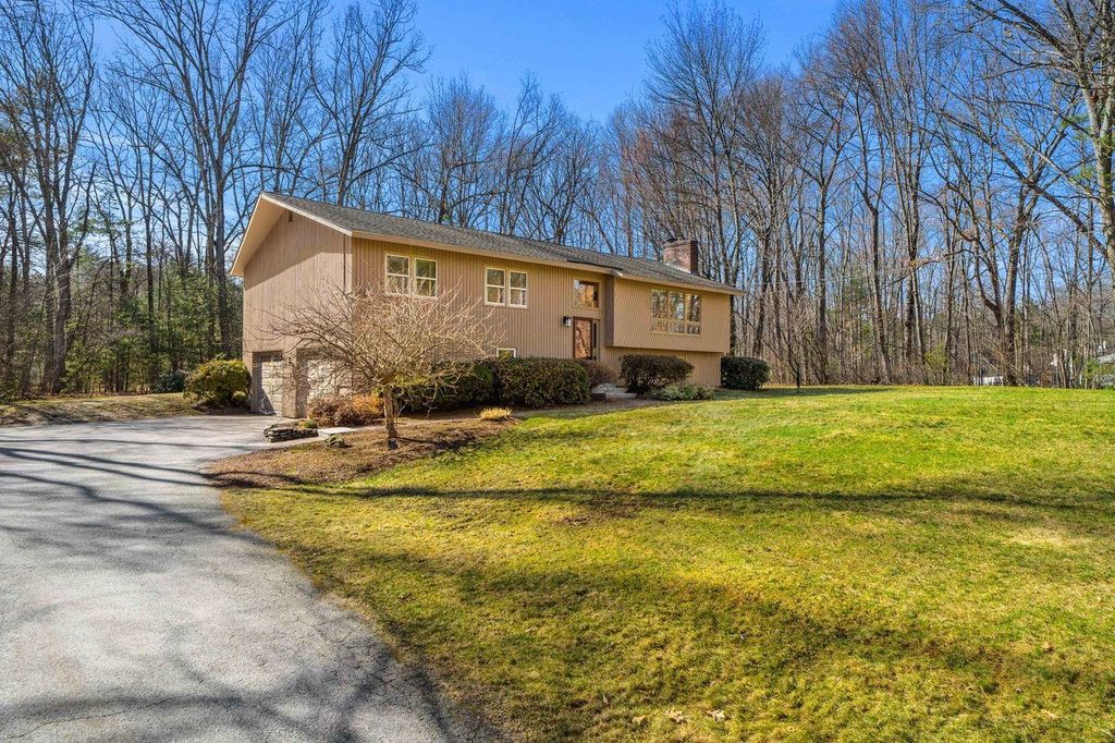 Photo of 11 Mulberry Lane, Bedford, NH 03110 (MLS # 5082883)