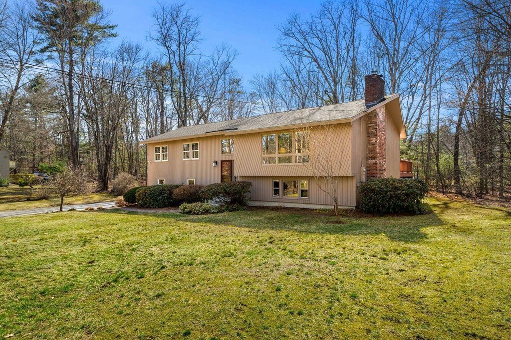 Photo of 11 Mulberry Lane, Bedford, NH 03110 (MLS # 5082883)