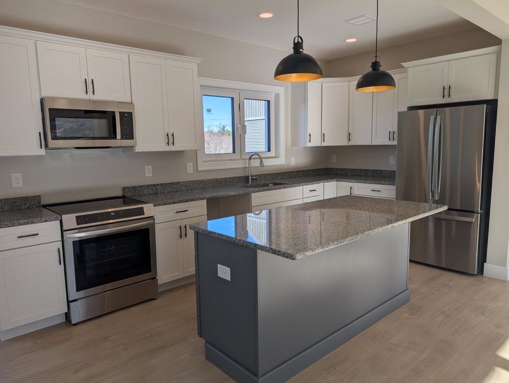 Photo of 27 Windsor Lane #B, Hudson, NH 03051 (MLS # 5070543)