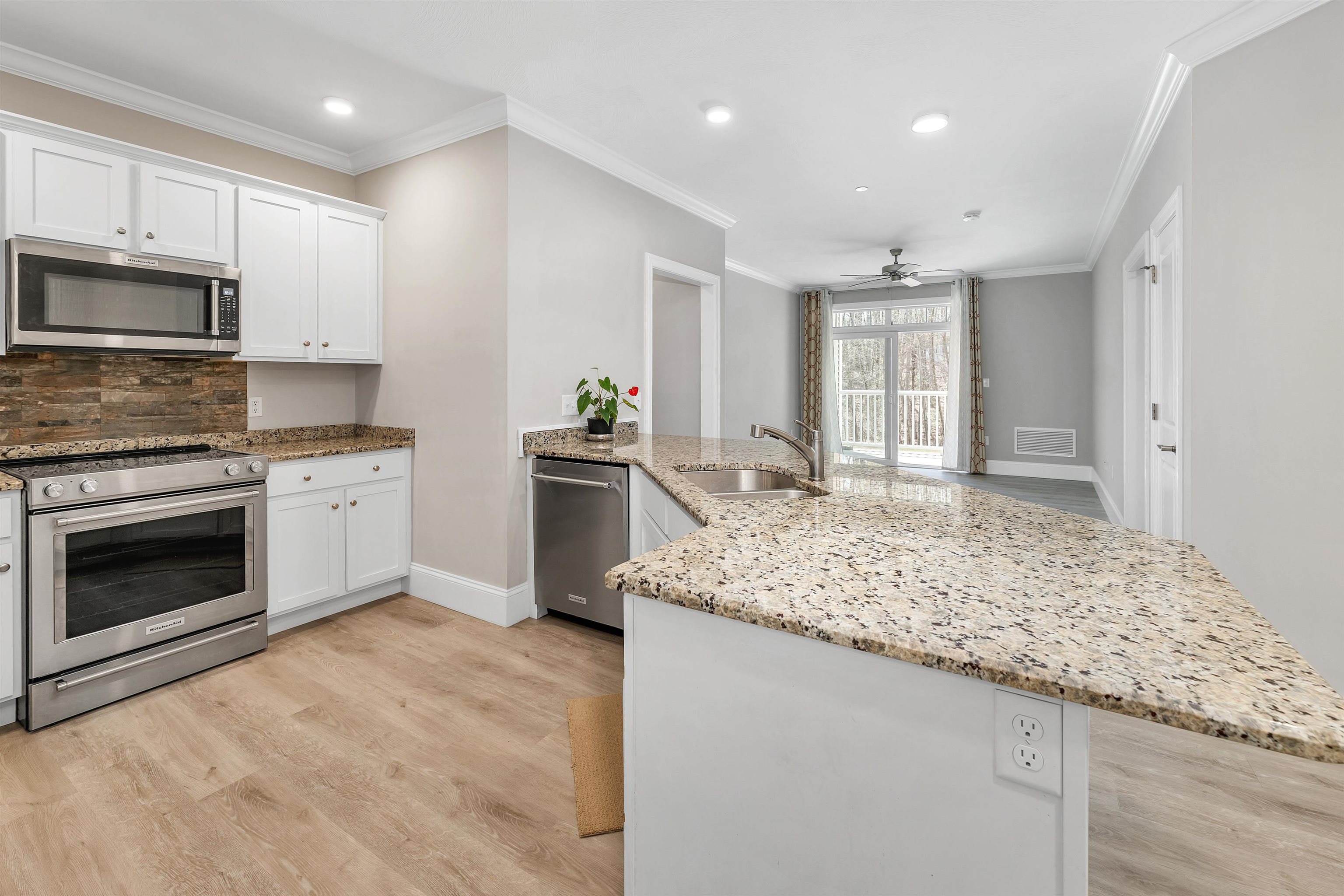 Nashua, New Hampshire 03062, United States, 2 Bedrooms Bedrooms, ,2 BathroomsBathrooms,Residential,Active,113606