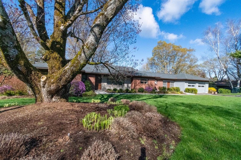 Photo of 121 Madeline Road, Manchester, NH 03104 (MLS # 5086793)