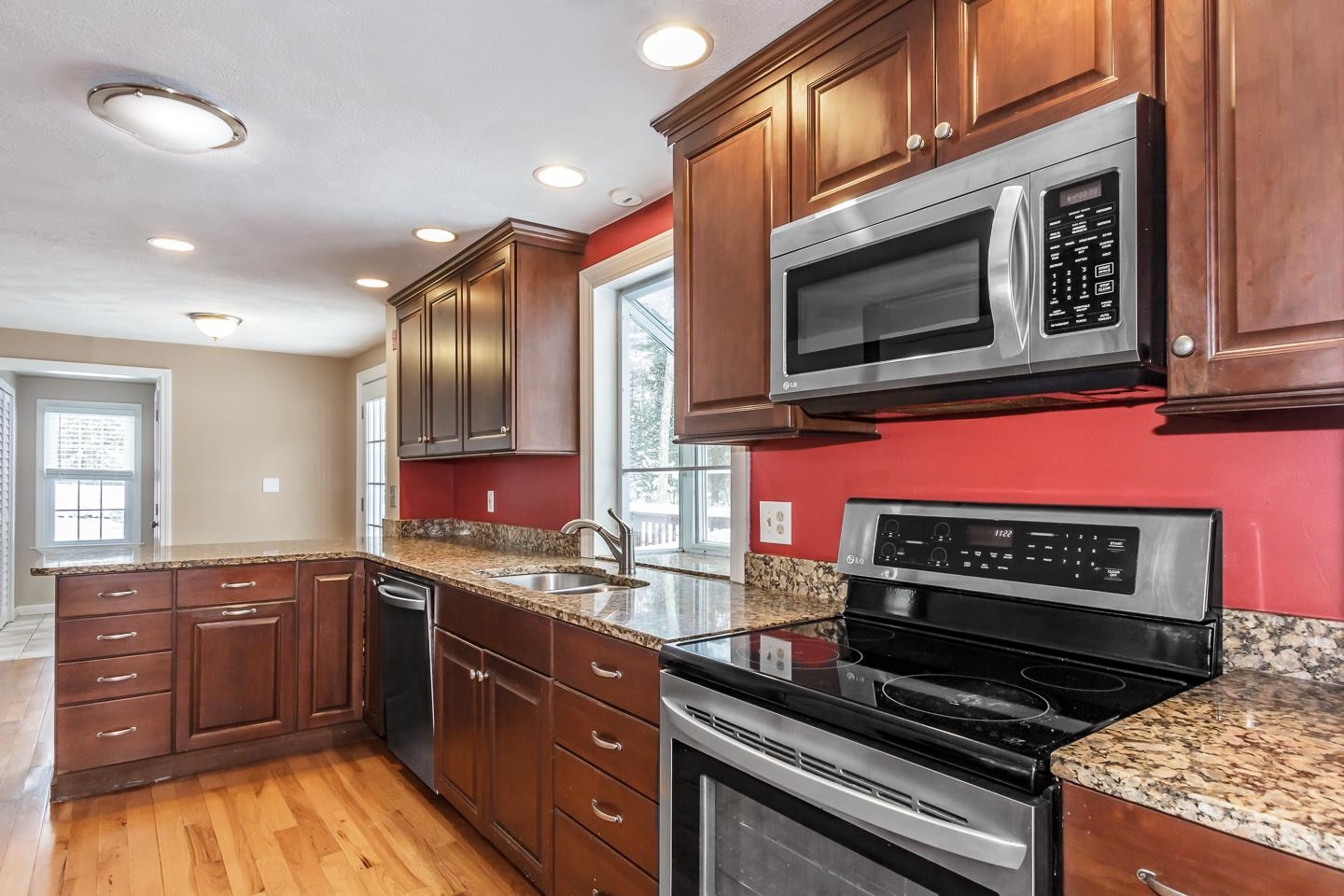 Windham, New Hampshire 03087, United States, 3 Bedrooms Bedrooms, ,2 BathroomsBathrooms,Residential,Active,96081