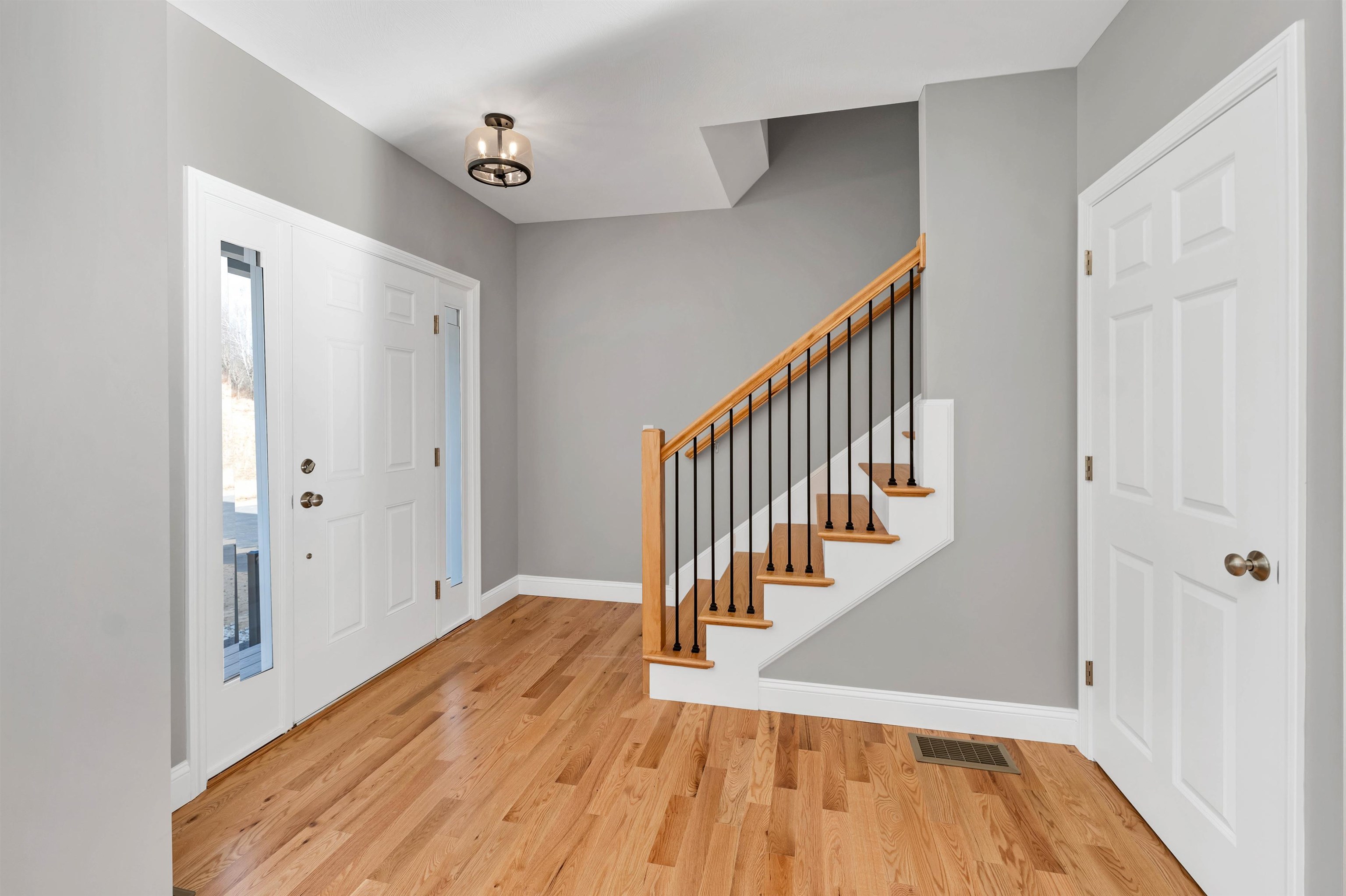 Concord, New Hampshire 03301, United States, 3 Bedrooms Bedrooms, ,3 BathroomsBathrooms,Residential,Pending,20466