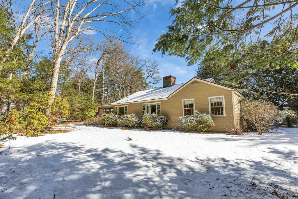 Photo of 28 Wendover Way, Bedford, NH 03110 (MLS # 5080639)