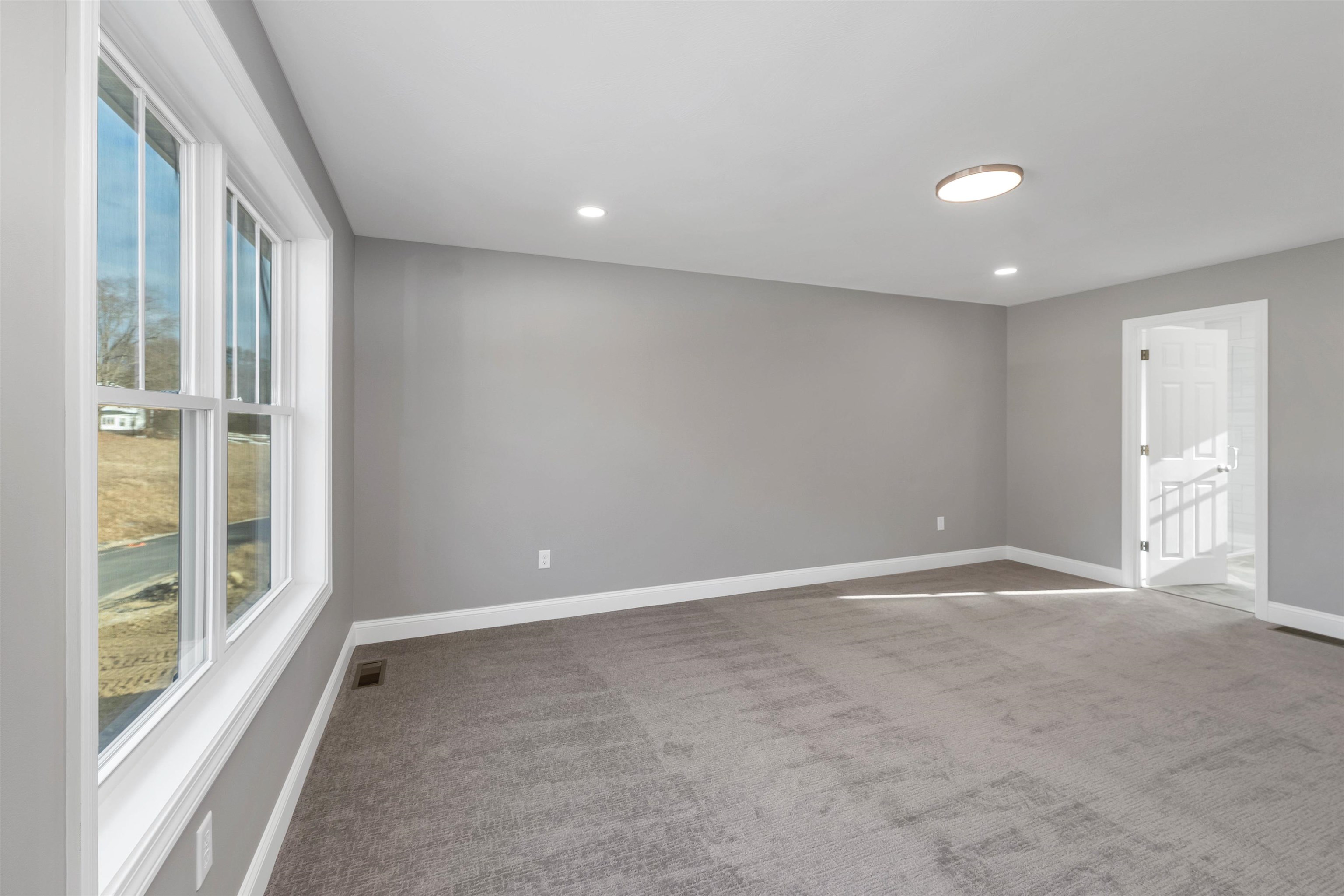 Concord, New Hampshire 03301, United States, 3 Bedrooms Bedrooms, ,3 BathroomsBathrooms,Residential,Pending,20458