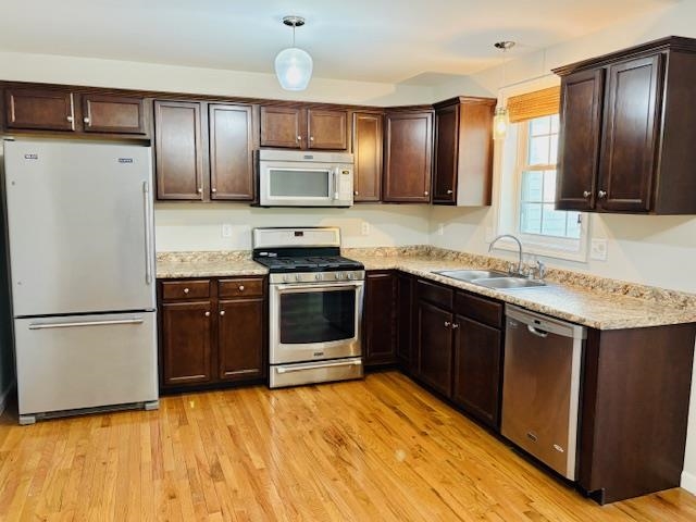 Epping, New Hampshire 03042, United States, 2 Bedrooms Bedrooms, ,2 BathroomsBathrooms,Residential,Pending,109018