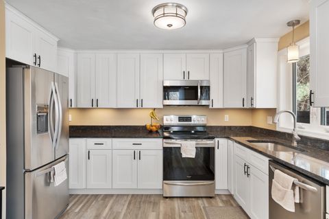 6 Mills Farm Circle R Derry NH 03038