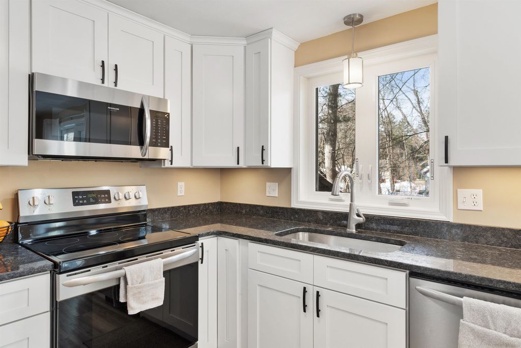 Photo of 6 Mills Farm Circle #R, Derry, NH 03038 (MLS # 5077971)