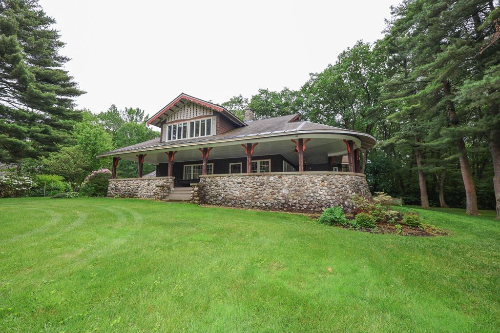 Photo of 1366 Beech Street, Manchester, NH 03104 (MLS # 5045771)