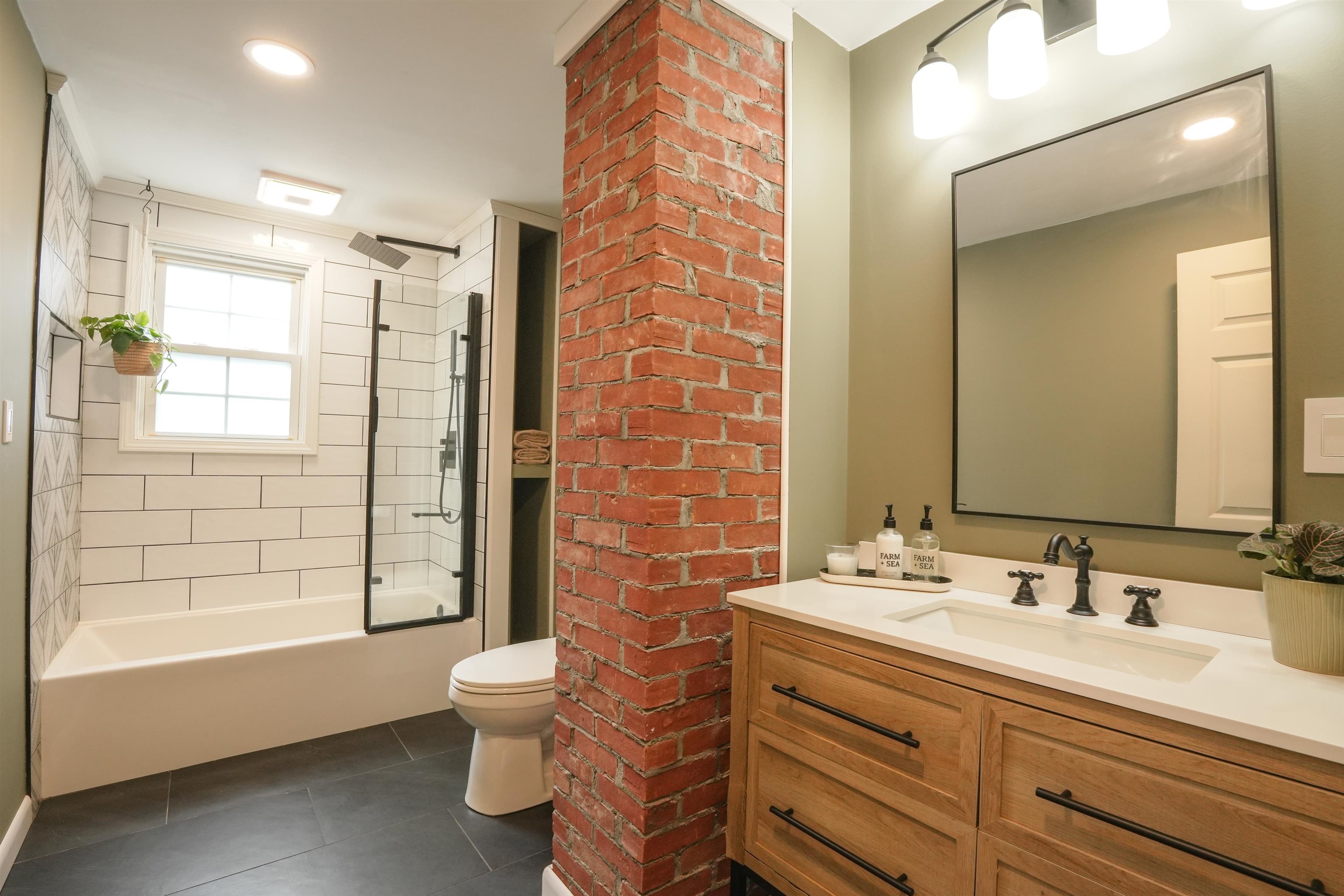 Nashua, New Hampshire 03060, United States, 3 Bedrooms Bedrooms, ,2 BathroomsBathrooms,Residential,Active,149060