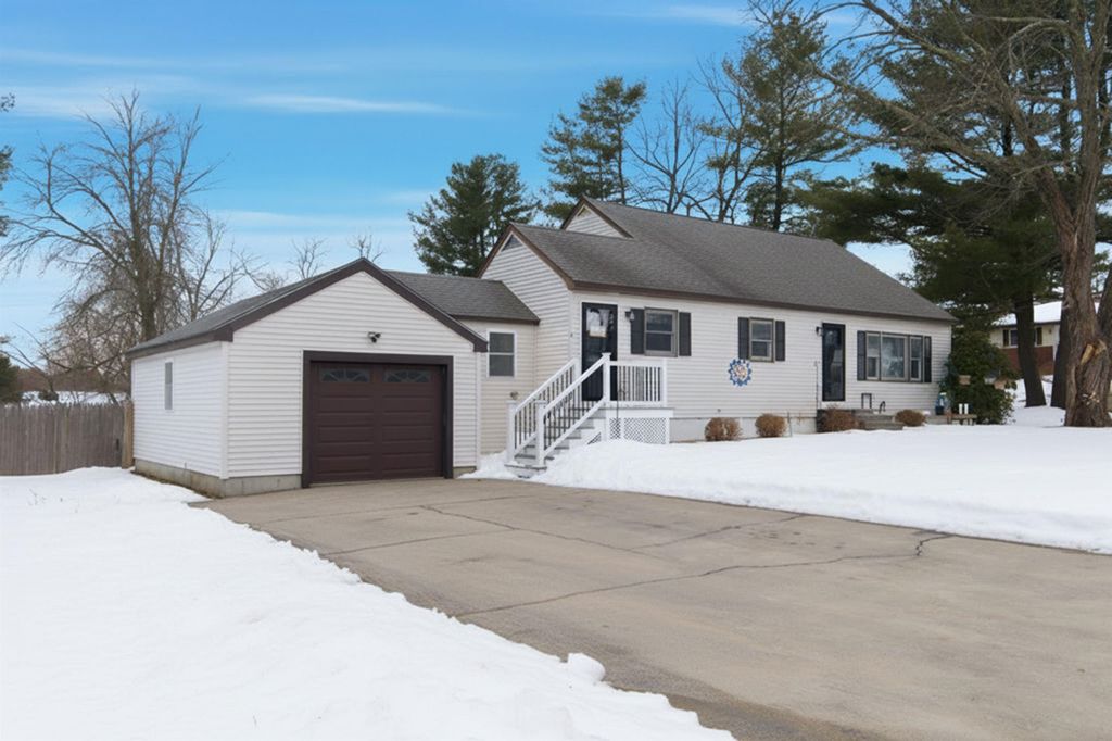 Photo of 1 Lorraine Street, Hudson, NH 03051 (MLS # 5077286)
