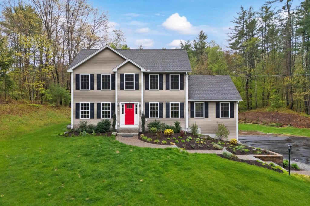 Photo of 10 Wood Circle, Goffstown, NH 03045 (MLS # 5089781)