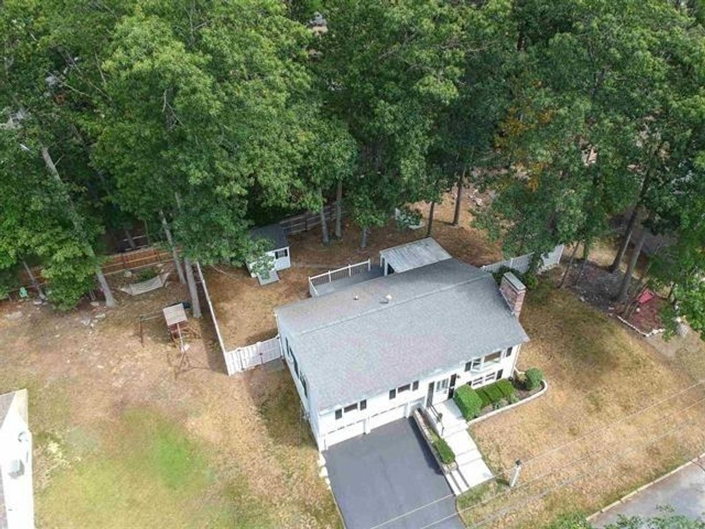 Photo of 415 Pickering Street, Manchester, NH 03104 (MLS # 5075938)