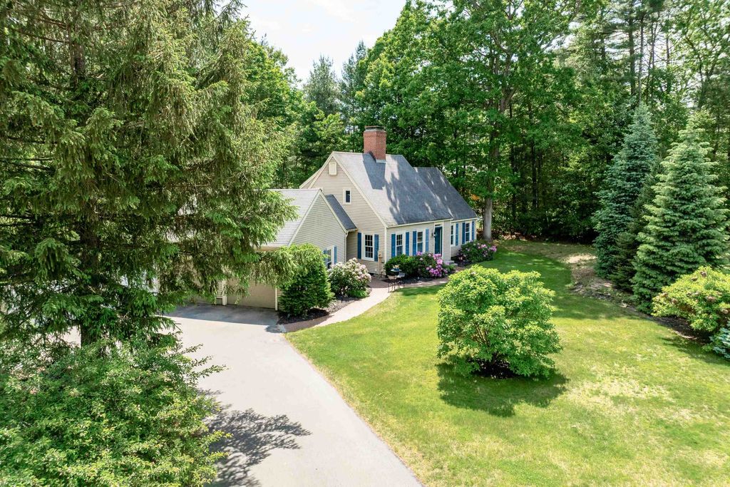 Photo of 25 Whittemore Street, Bedford, NH 03110 (MLS # 5079293)