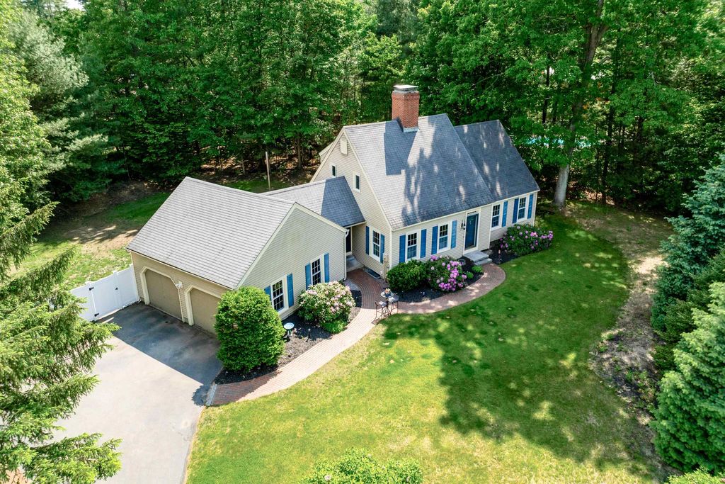 Photo of 25 Whittemore Street, Bedford, NH 03110 (MLS # 5079293)