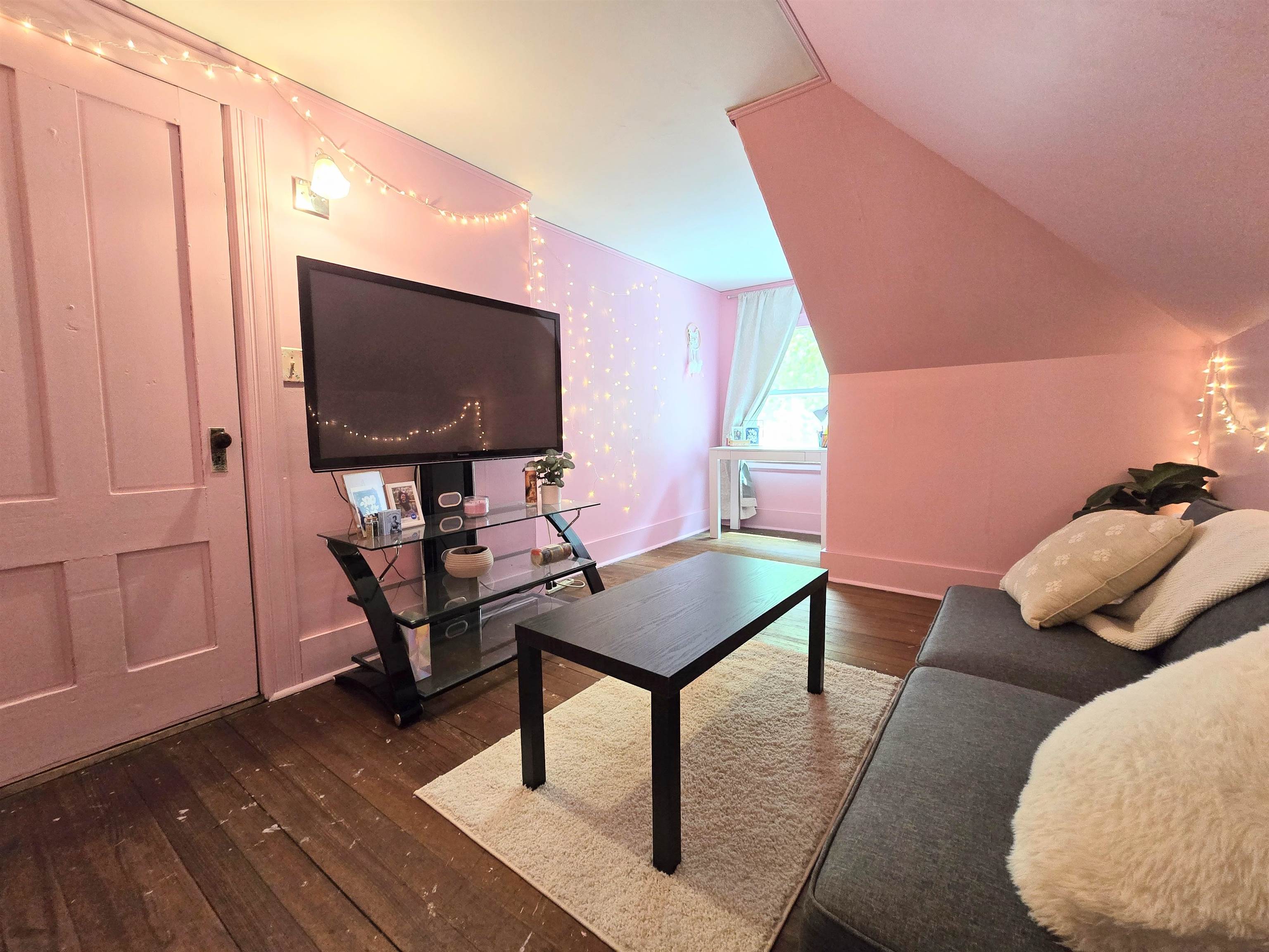 Manchester, New Hampshire 03104, United States, 4 Bedrooms Bedrooms, ,2 BathroomsBathrooms,Residential,Active,135234