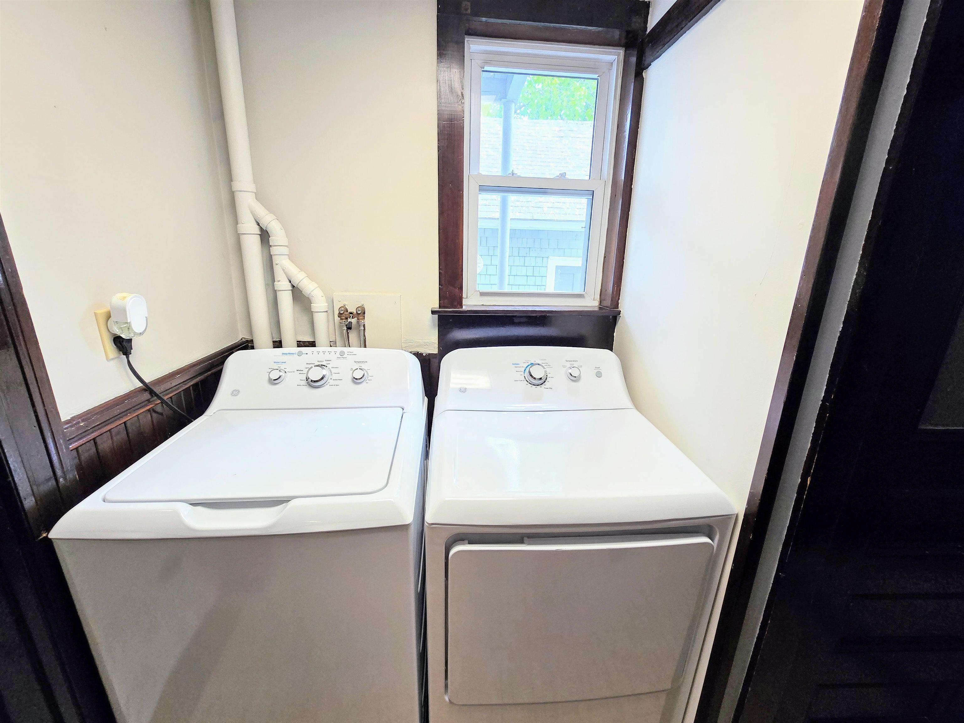 Manchester, New Hampshire 03104, United States, 4 Bedrooms Bedrooms, ,2 BathroomsBathrooms,Residential,Active,135234