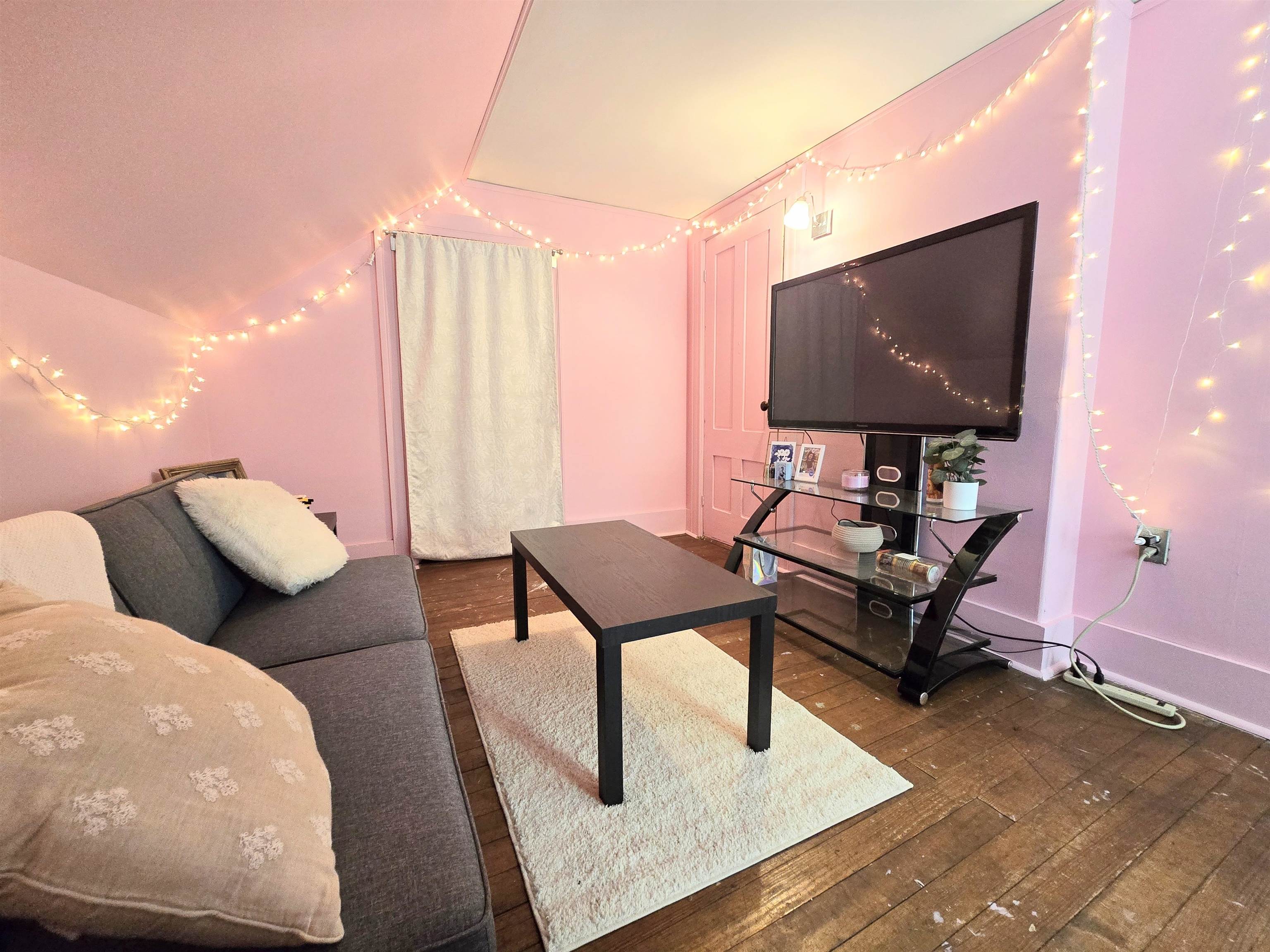 Manchester, New Hampshire 03104, United States, 4 Bedrooms Bedrooms, ,2 BathroomsBathrooms,Residential,Active,135234