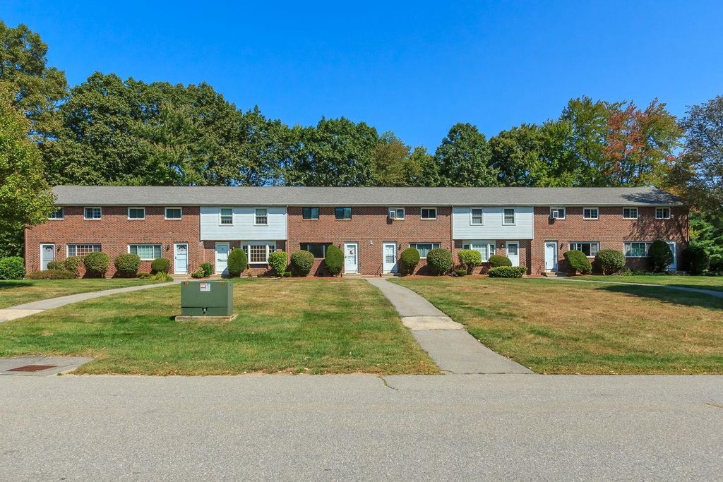 Photo of 87 Oakridge Drive, Londonderry, NH 03053 (MLS # 5060156)