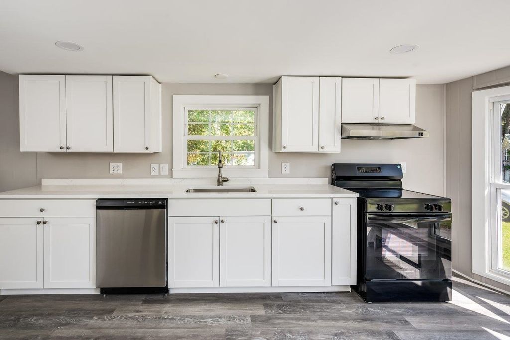 Photo of 49 Lindenshire Avenue, Exeter, NH 03833 (MLS # 5064144)