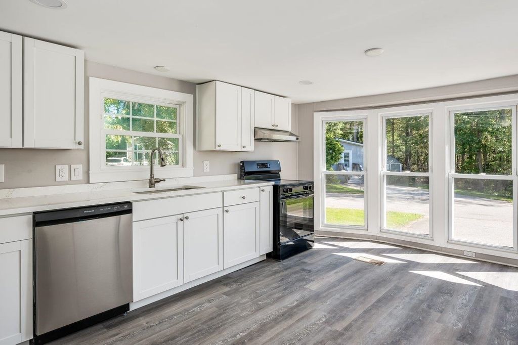 Photo of 49 Lindenshire Avenue, Exeter, NH 03833 (MLS # 5064144)