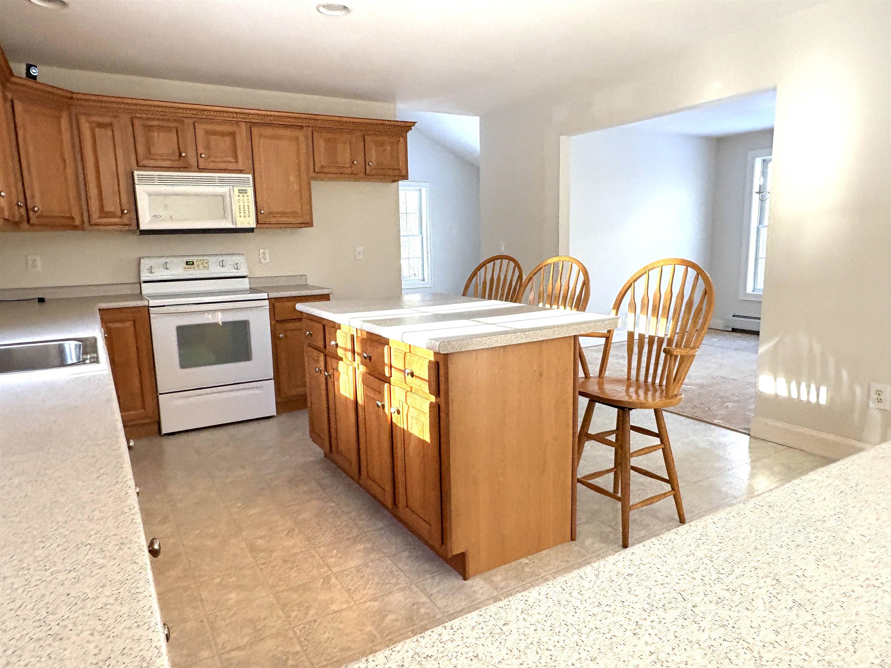 Raymond, New Hampshire 03077, United States, 3 Bedrooms Bedrooms, ,3 BathroomsBathrooms,Residential,Pending,9307