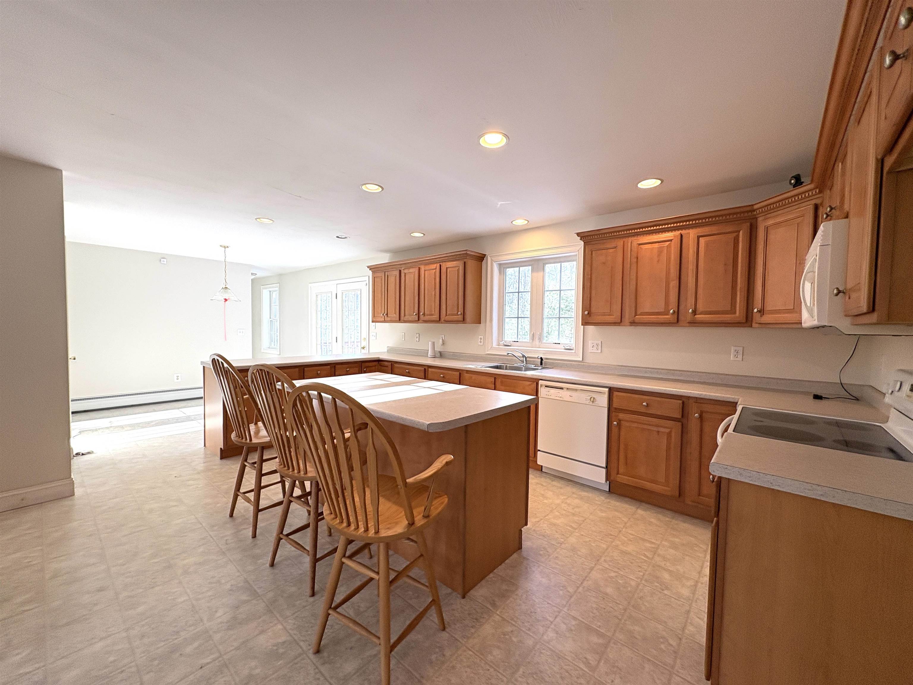 Raymond, New Hampshire 03077, United States, 3 Bedrooms Bedrooms, ,3 BathroomsBathrooms,Residential,Pending,9307