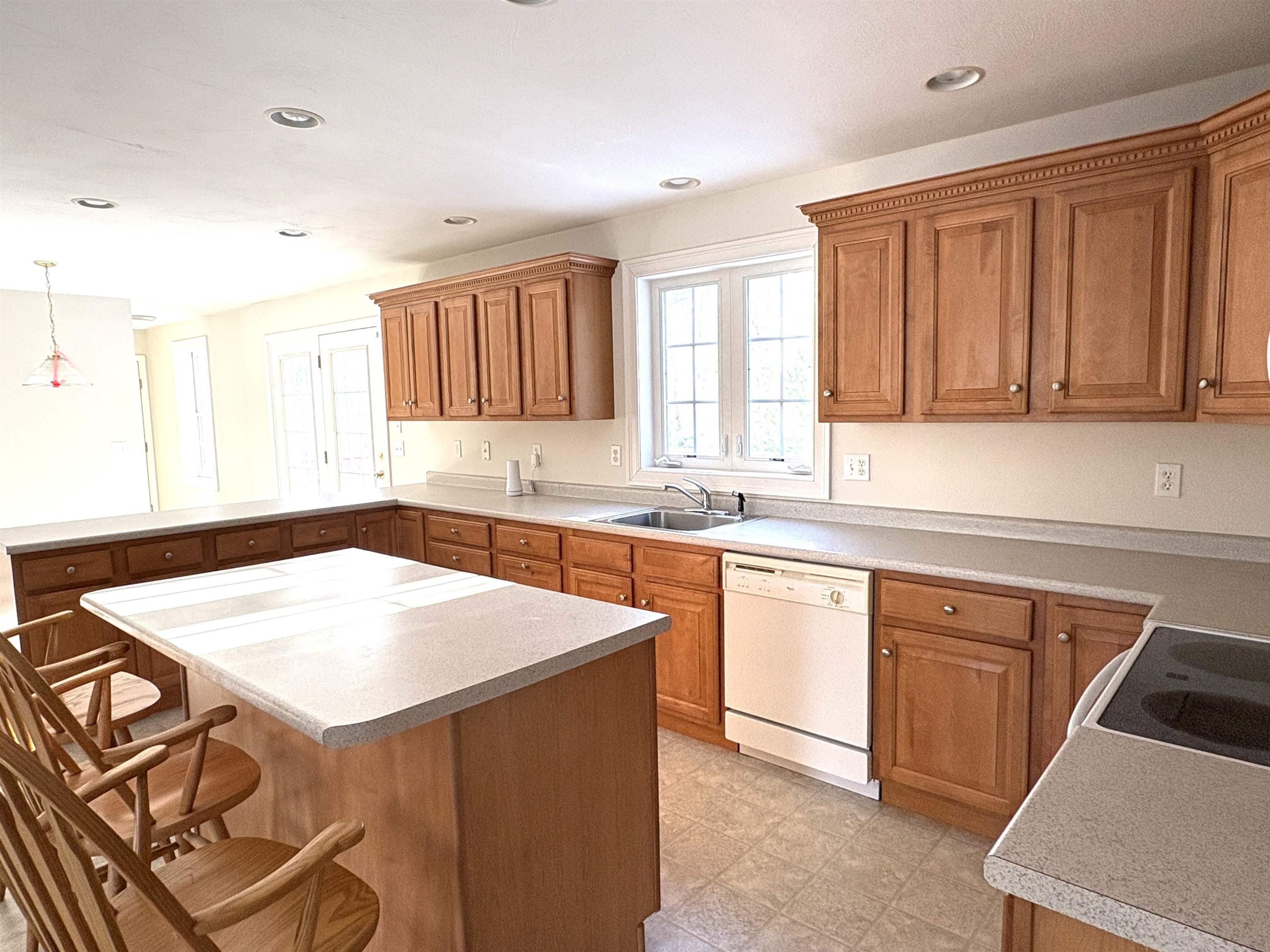 Raymond, New Hampshire 03077, United States, 3 Bedrooms Bedrooms, ,3 BathroomsBathrooms,Residential,Pending,9307