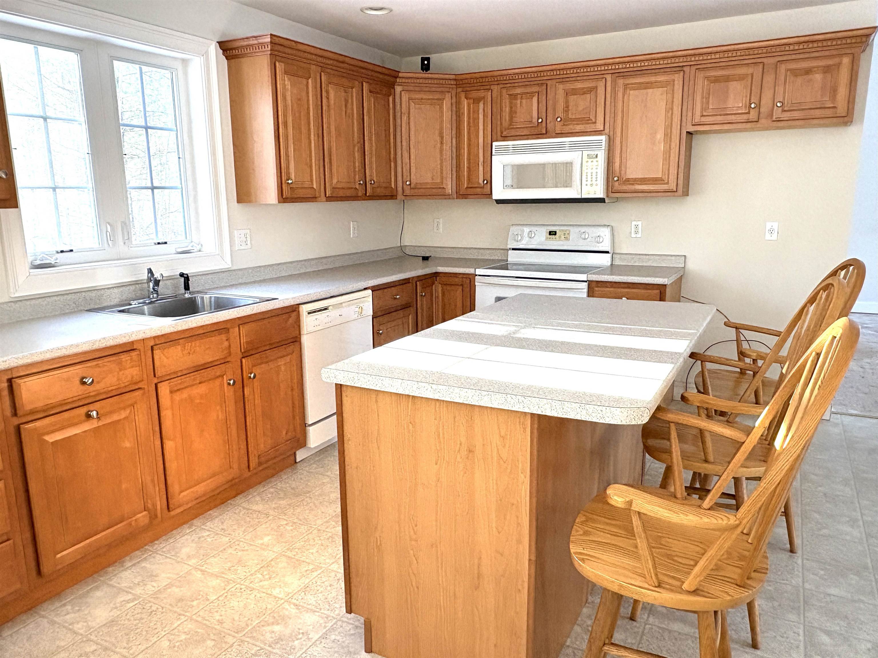 Raymond, New Hampshire 03077, United States, 3 Bedrooms Bedrooms, ,3 BathroomsBathrooms,Residential,Pending,9307